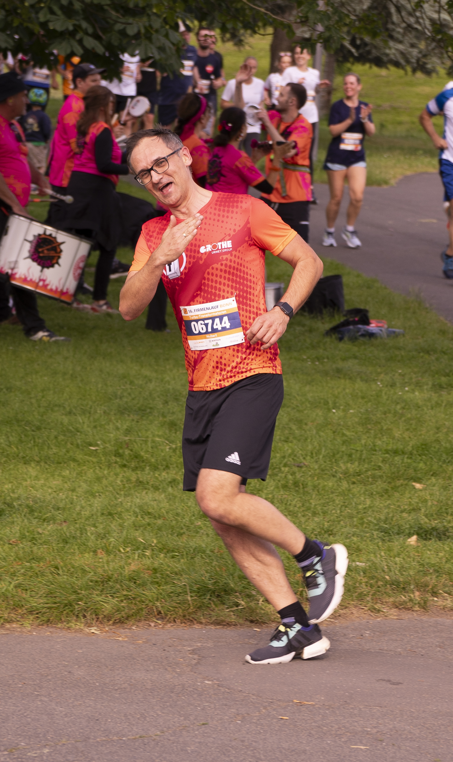 Ein Grothe-Mitarbeiter beim Lauf; er winkt in die Kamera