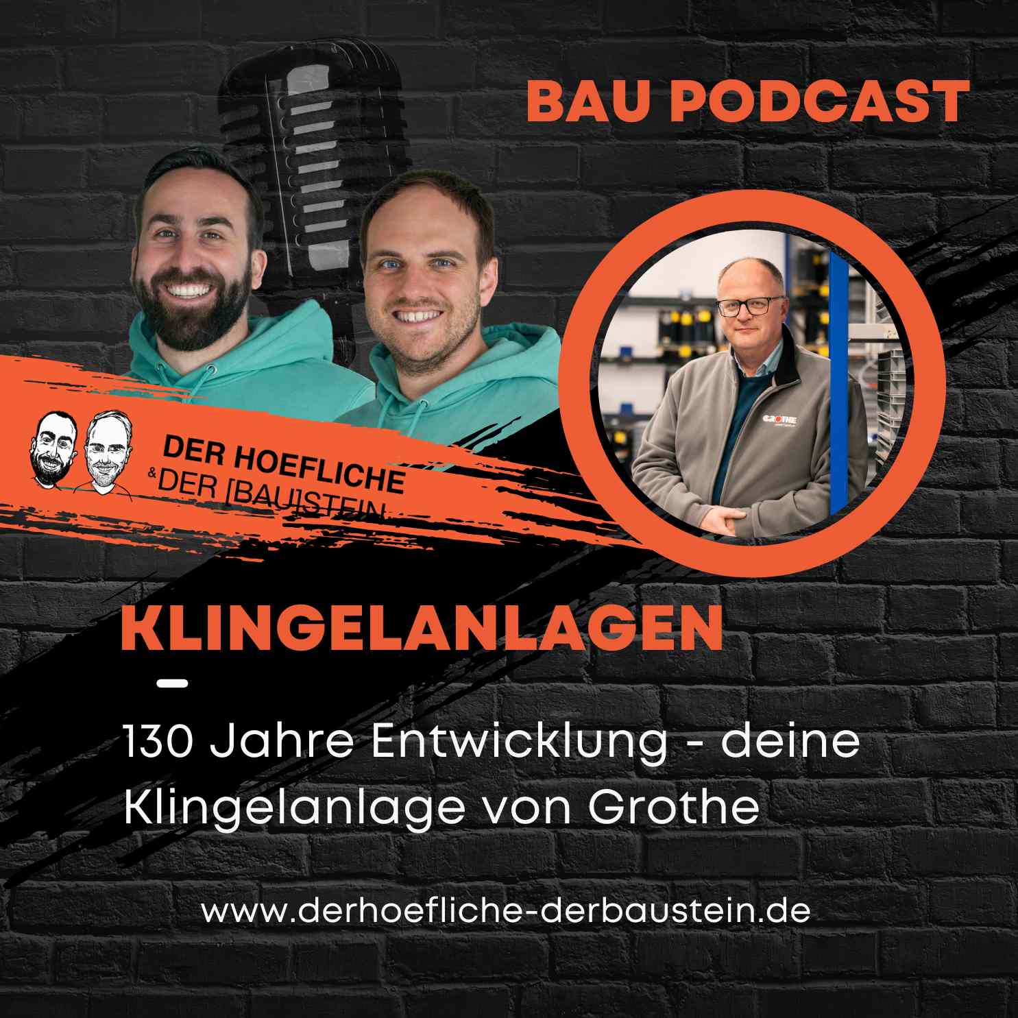 Cover der Podcast-Episode "Klingelanlagen: 130 Jahre Entwicklung - deine Klingelanlage von Grothe" des Podcasts "Der Höfliche und der BauStein"; zu sehen sind die Podcast-Hosts und der Gast Dirk Ehlen von Grothe