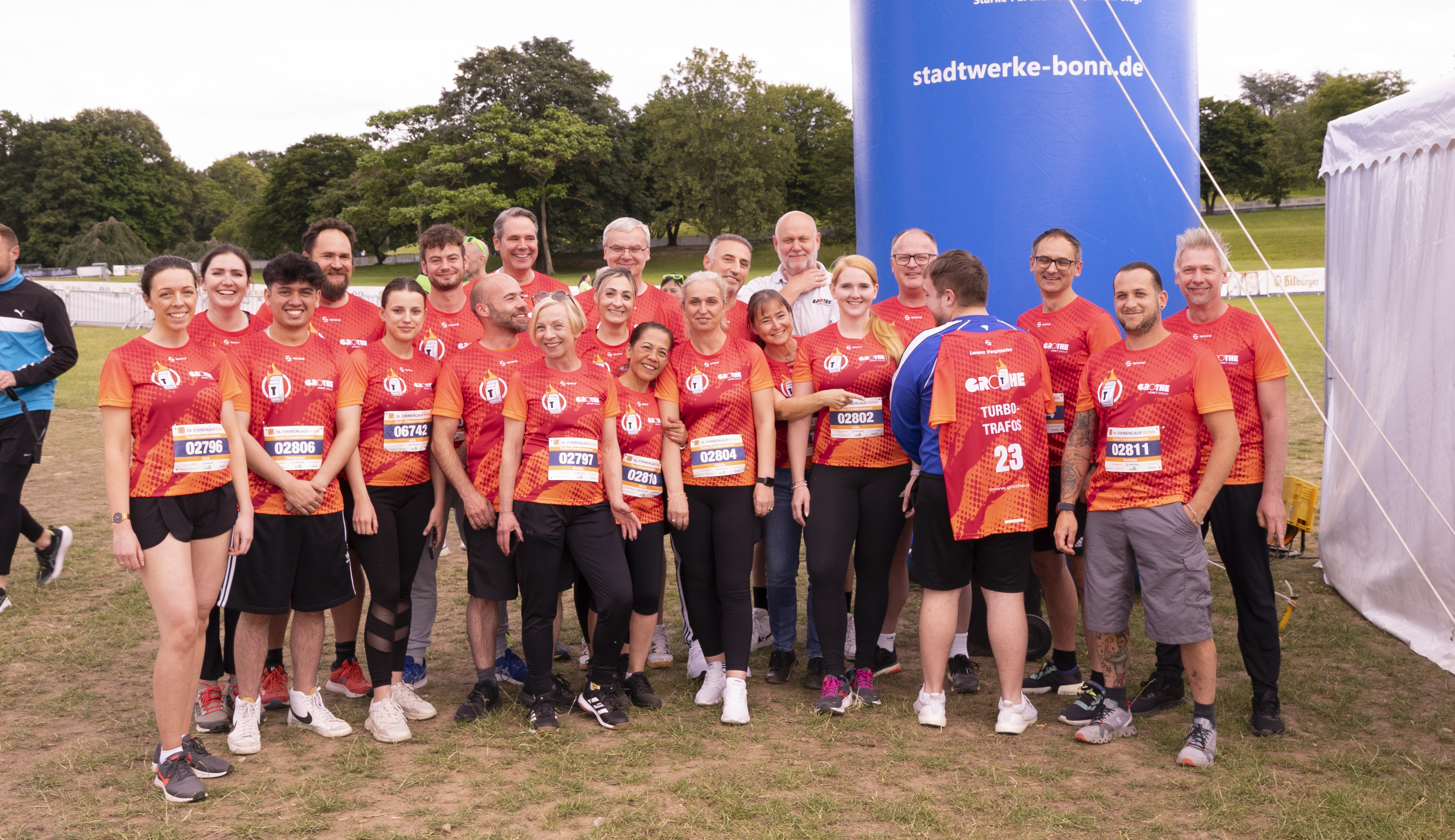 Einige Grothe-Mitarbeitende in ihren Lauf-Outfits und den roten Grothe-Trikots posieren für ein Gruppenbild